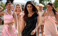 I want to work with Rakesh Roshan and Rajkumar Santoshi - Kareena Kapoor