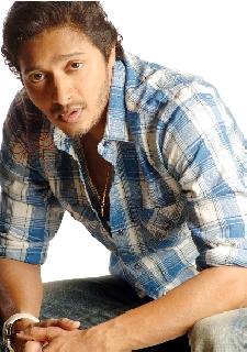 Shreyas Talpade becomes the voice of junta!